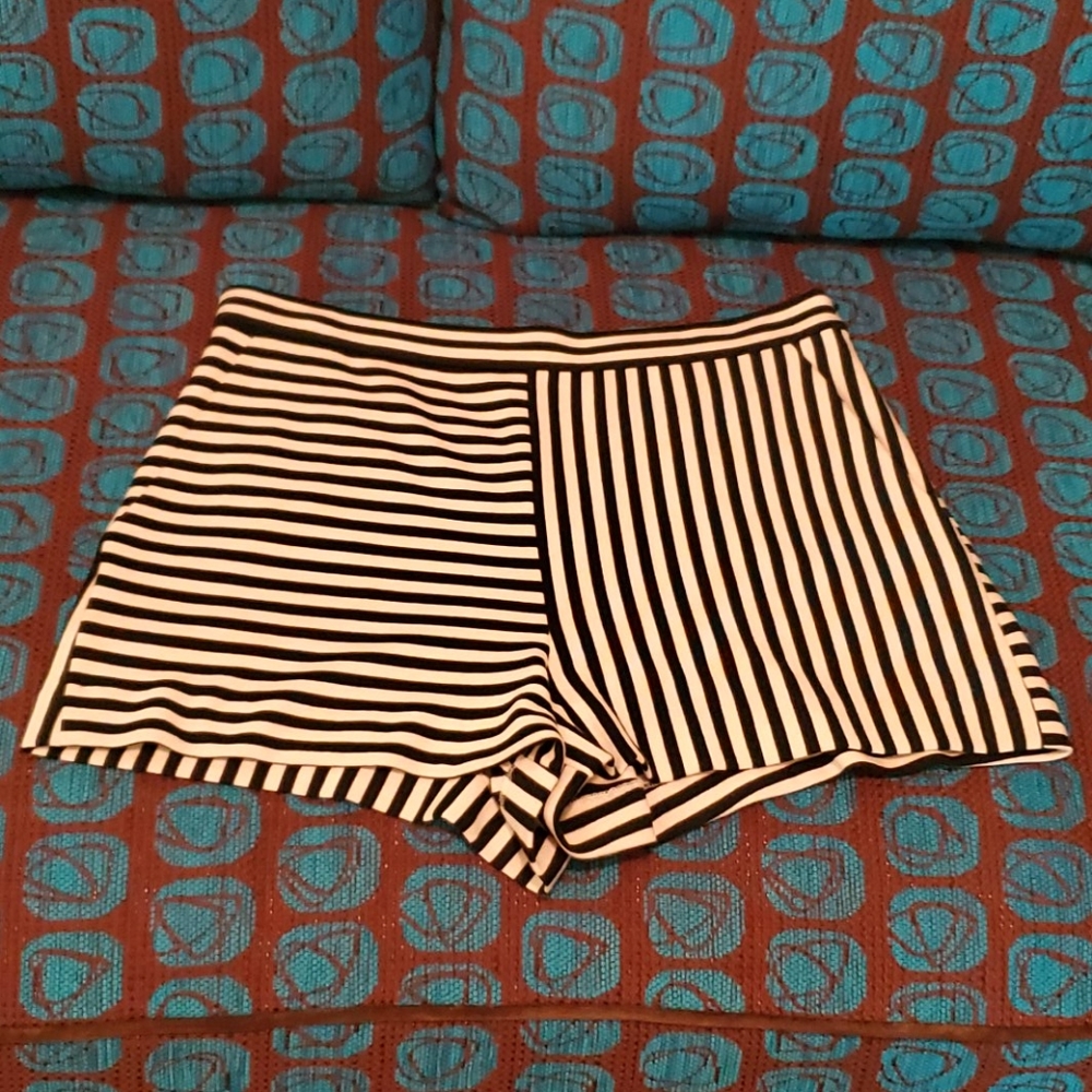 NWOT TIBI OF NEW YORK SHORTS 2 - Picture 6 of 14